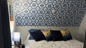1 bedroom, bed sheets