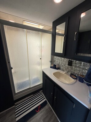 Shower, hair dryer, towels, soap - Hidden Anchor Retreat -Quiet Glamping Escape Near Lake Somerville TX (Burton)