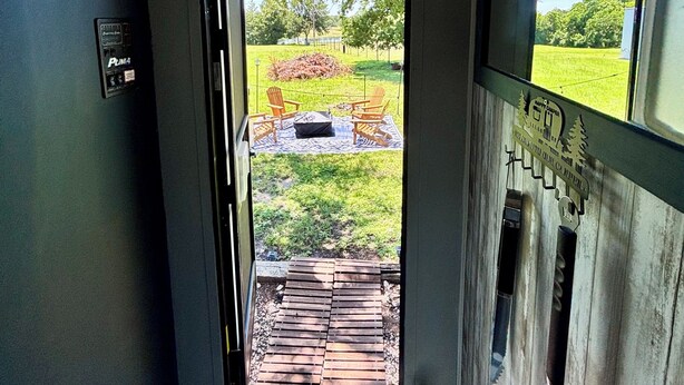 Un acceso que da a un espacio exterior con un letrero que dice 'Demasiado de lo bueno es maravilloso'.