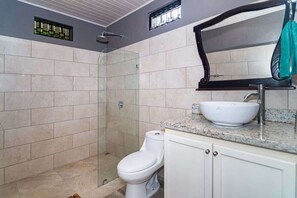 Shower, shampoo - Lluvia Sanctuary House (La Fortuna)