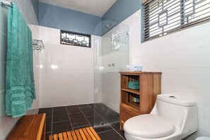 Doccia, asciugacapelli, shampoo