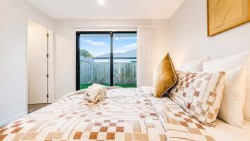 4 bedrooms, iron/ironing board, WiFi, bed sheets