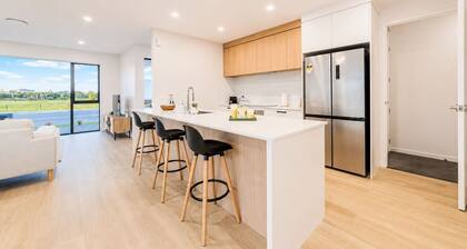 Christchurch Stay | Hot Tub & Billiards | Sleeps 9