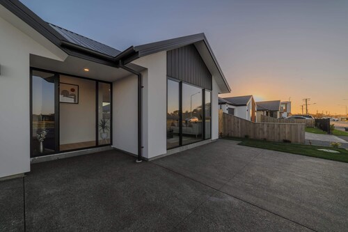 Modern 4BR with Billiards & Bright Living