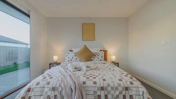 4 bedrooms, iron/ironing board, WiFi, bed sheets