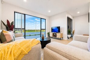 TV - Christchurch Stay | Hot Tub & Billiards | Sleeps 9 (Christchurch)