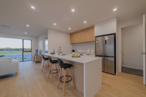 Modern 4BR with Billiards & Bright Living