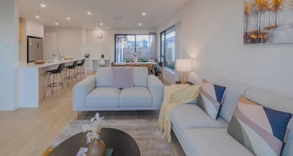 Modern 4BR with Billiards & Bright Living