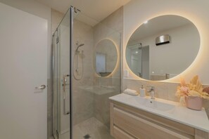 Shower, hair dryer, towels, shampoo - Modern 4BR Home with Bright Comfortable Living (Christchurch)