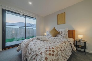 Iron/ironing board, WiFi, bed sheets - Modern 4BR Home with Bright Comfortable Living (Christchurch)