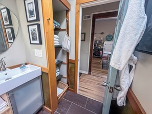 1 chambre, fer et planche à repasser, Wi-Fi gratuit, draps fournis