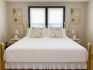 Tabla de planchar con plancha, wifi y ropa de cama 