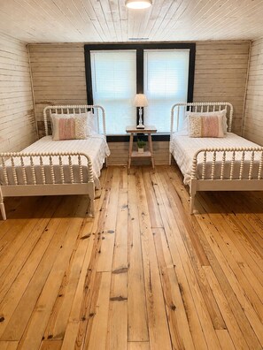 Tabla de planchar con plancha, wifi, ropa de cama