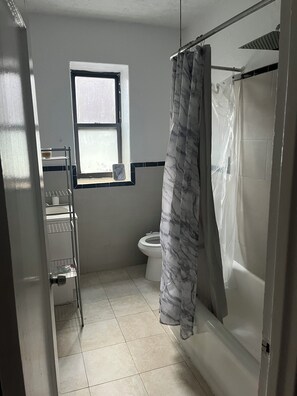 Bidet, håndklæder, Sæbe, Toiletpapir