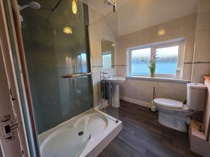 Bathroom - River View, Apartment sleeps 4 with stunning views (Garve)