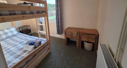 Highlands - River View - Apt - Sleeps 4 - Garden