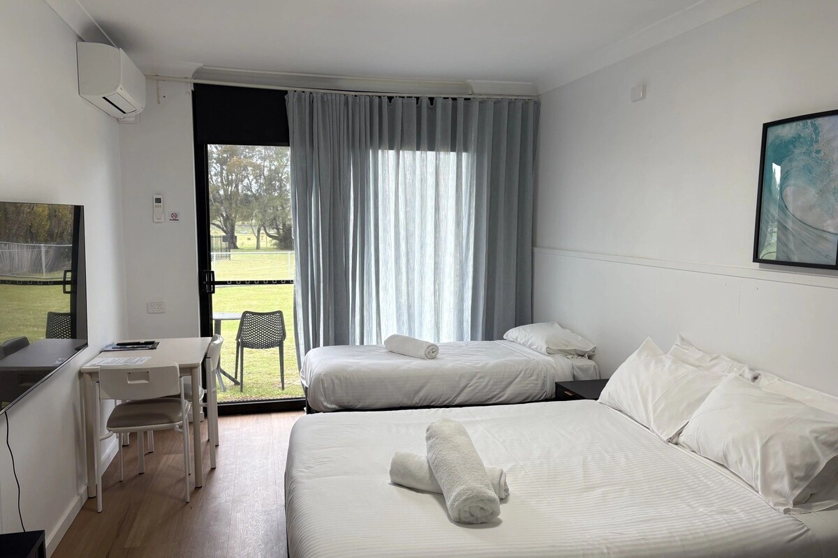 Quarto duplo luxo, vista para o lago | Cortinas blackout, ferros/tábuas de passar roupa, Wi-Fi de cortesia
