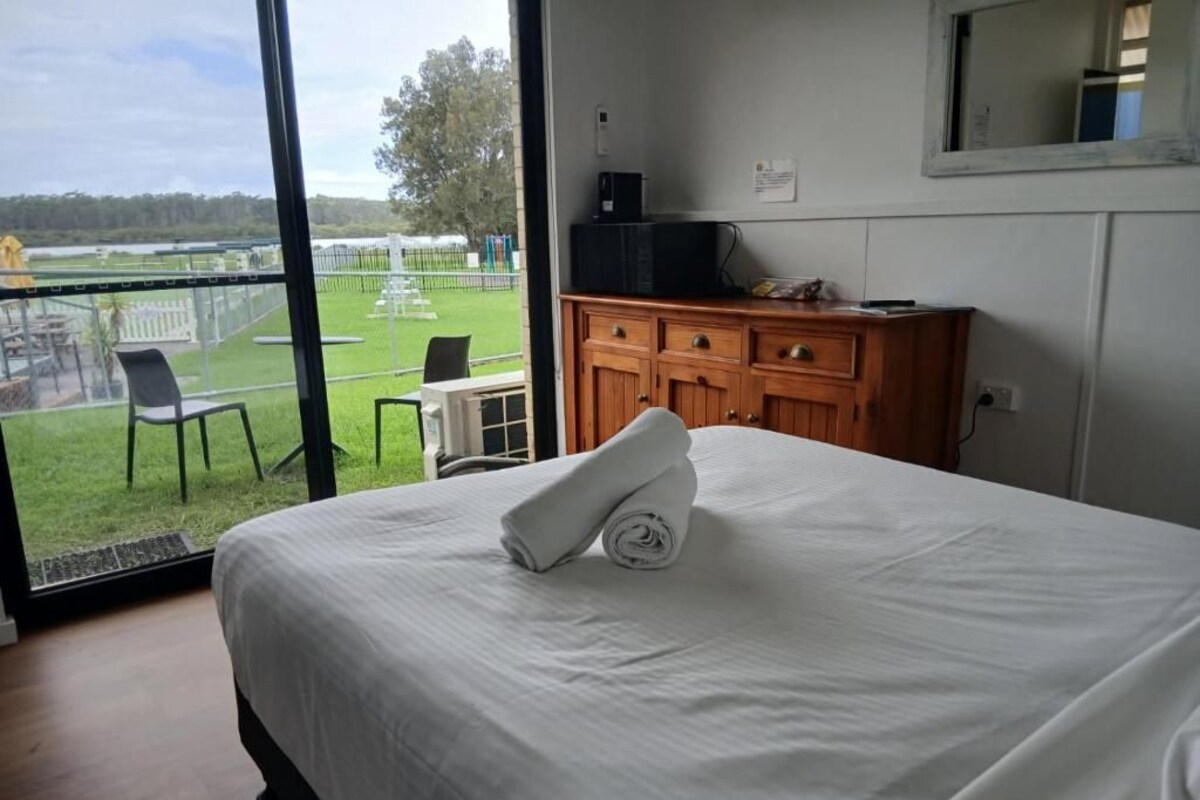 Quarto casal conforto, vista para o lago | Cortinas blackout, ferros/tábuas de passar roupa, Wi-Fi de cortesia