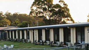 Um motel com várias salas, área de estar externa e gramado.