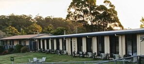 A motel with multiple rooms, outdoor seating, and a grassy area. - Waterview Motel Sussex Inlet (Sussex Inlet)