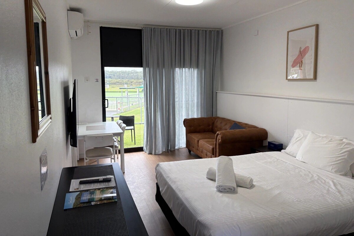 Quarto casal luxo, 1 cama Queen, vista para a baía | Cortinas blackout, ferros/tábuas de passar roupa, Wi-Fi de cortesia