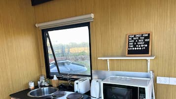 Kaffetrakter/tekoker, kjøleskap, mikrobølgeovn og kokeplater