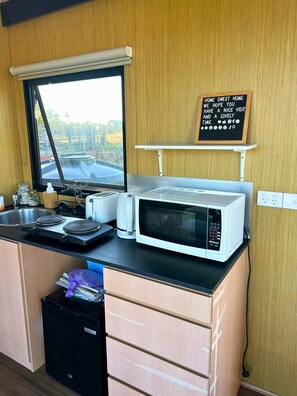 Cafetera y tetera, refrigerador, microondas y parrilla de estufa 
