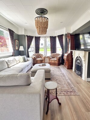 Smart TV, chimenea y libros 