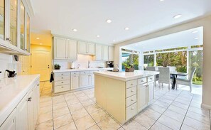 Fridge, microwave, oven, stovetop - La Jolla Scenic Retreat (San Diego)