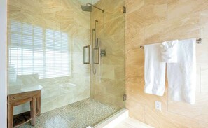 Shower, hair dryer, towels, shampoo - La Jolla Scenic Retreat (San Diego)