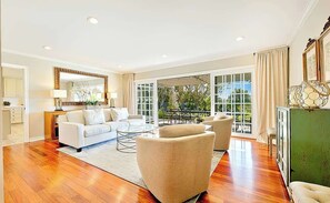 TV, fireplace, DVD player, offices - La Jolla Scenic Retreat (San Diego)