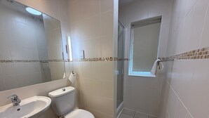 A bathroom with a sink, toilet, and shower. - Executive Single: Comfort for Solo Travellers in Blaby (Blaby)