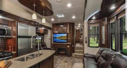 Cozy 5th wheel pool side escape. Sleep up to 6. 30 min to L.V., lake, skiing.