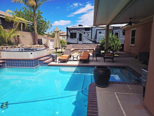 Cozy 5th wheel pool side escape. Sleep up to 6. 30 min to L.V., lake, skiing.