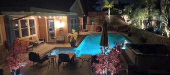 Cozy 5th wheel pool side escape. Sleep up to 6. 30 min to L.V., lake, skiing.