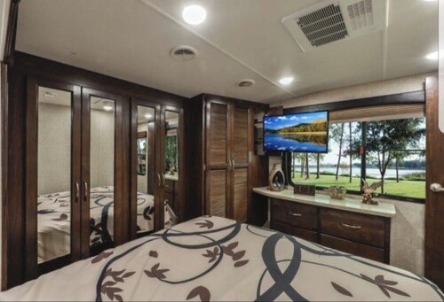 Cozy 5th wheel pool side escape. Sleep up to 8. 30 min to L.V., lake, skiing.