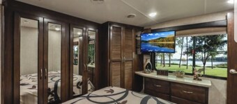 Cozy 5th wheel pool side escape. Sleep up to 8. 30 min to L.V., lake, skiing.