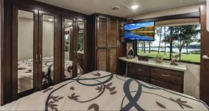 Cozy 5th wheel pool side escape. Sleep up to 8. 30 min to L.V., lake, skiing.