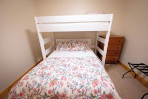 5 dormitorios, tabla de planchar con plancha, ropa de cama