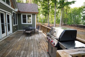 Outdoor dining - Wolftrap on Lake Anna: Luxury on the lake, Waterfront Cove, Boathouse, Sleeps 14 (Bumpass)