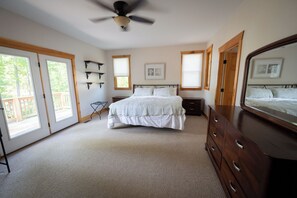 Iron/ironing board, bed sheets - Wolftrap on Lake Anna: Luxury on the lake, Waterfront Cove, Boathouse, Sleeps 14 (Bumpass)