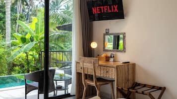 Suite | In-room safe, iron/ironing board, free WiFi