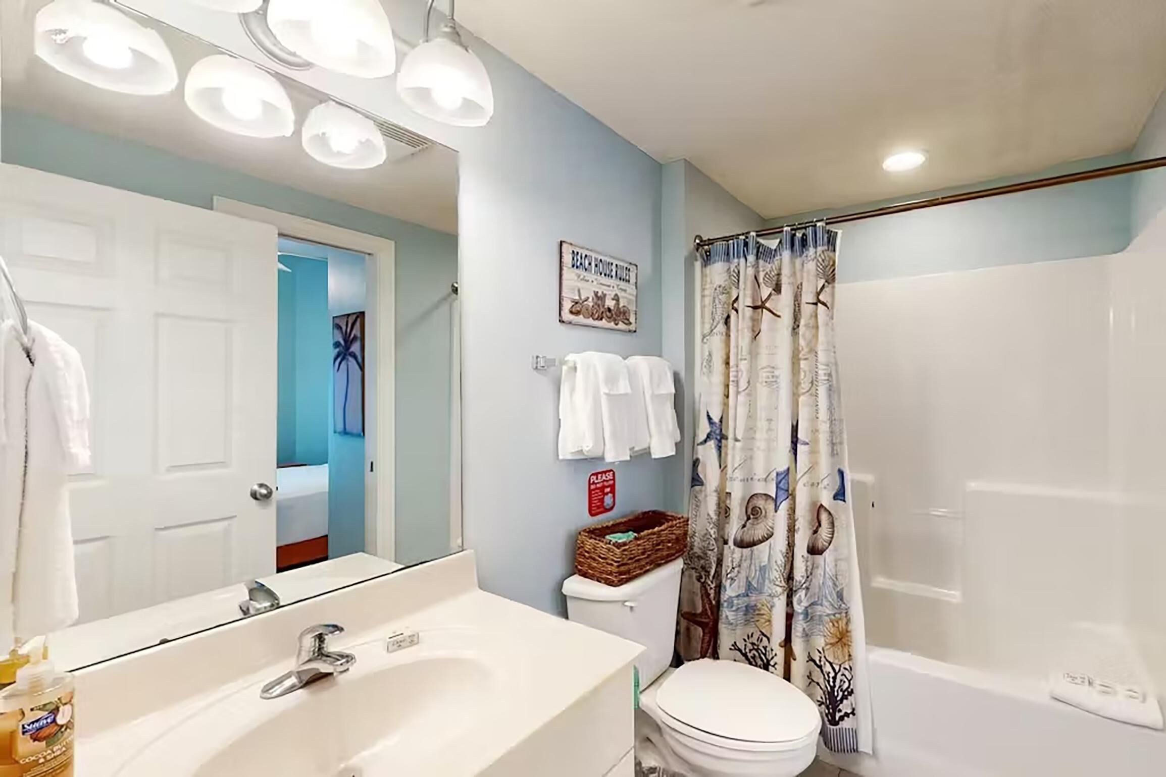 Un baño con lavabo, inodoro y cortina de ducha.