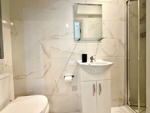 Chuveiro, secador de cabelo, toalhas de banho, sabonete