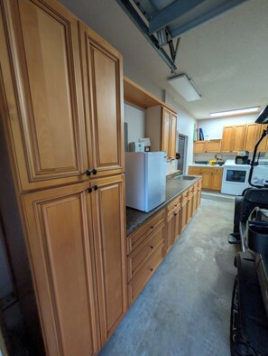 Private kitchen - Spacious Coastal Cottage House in Downtown Palm Harbor. (Palm Harbor)