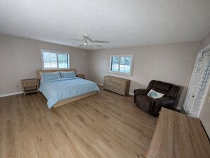 2 bedrooms, free WiFi, bed sheets - Spacious Coastal Cottage House in Downtown Palm Harbor. (Palm Harbor)