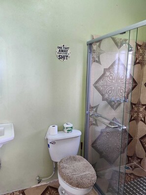 Shower, towels, soap, toilet paper - Ocean Sunrise Retreat in Long Bay, Portland Private 1 Bedroom Home with Balcony (Long Bay)