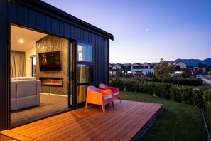 Terrace/patio - Brand New Wanaka Escape - Outdoor Fire (Wānaka)