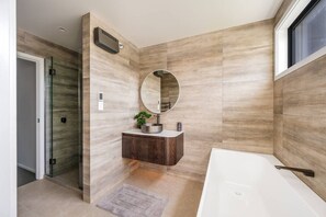 Hair dryer, towels - Brand New Wanaka Escape - Outdoor Fire (Wānaka)