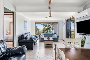 TV, fireplace - Spikes Place: Riverside Serenity for Groups (Hindmarsh Island)